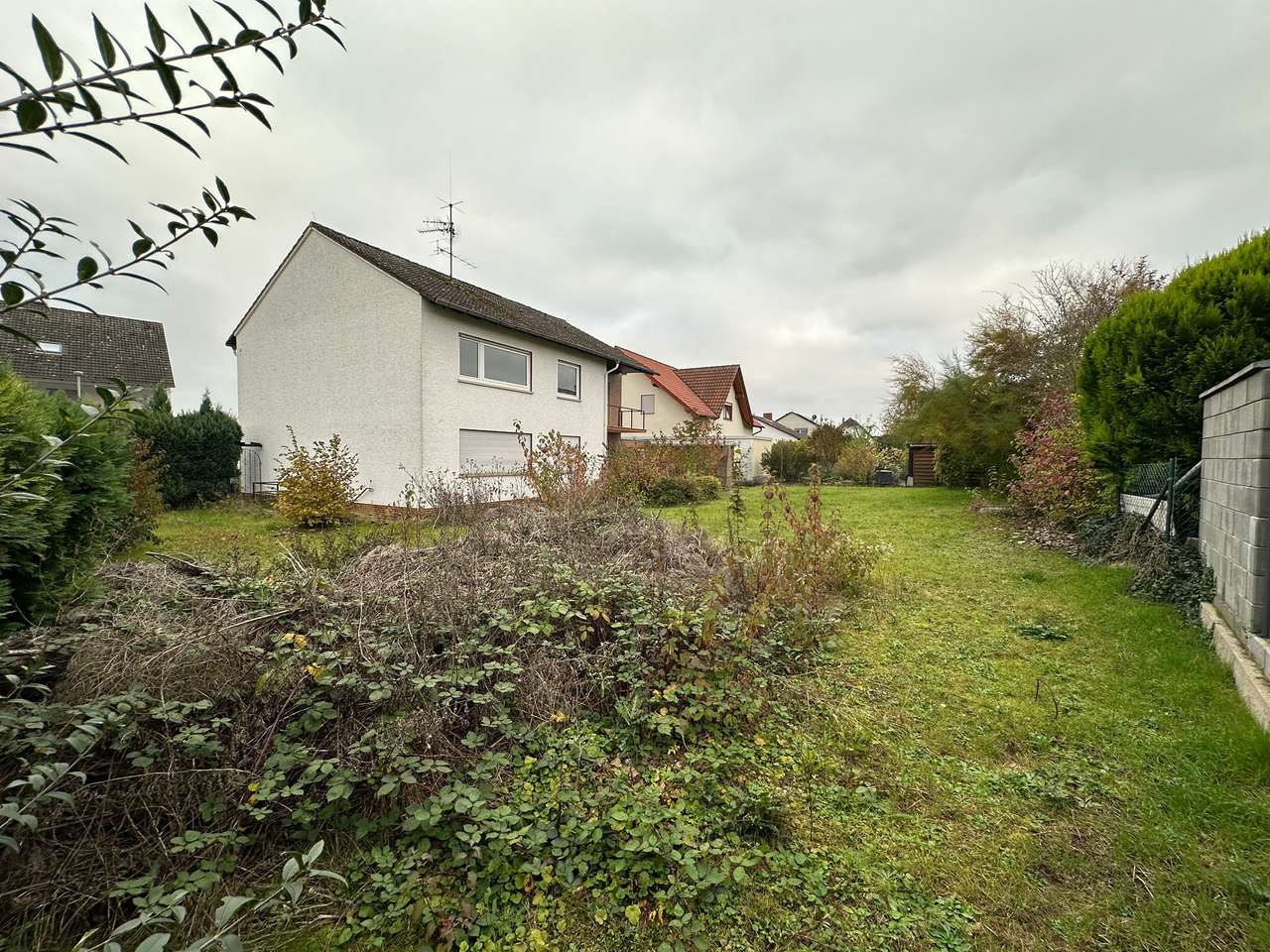 ***Seltene Gelegenheit-Tolles Grundstück mit teilentkernten 2-Familienhaus***