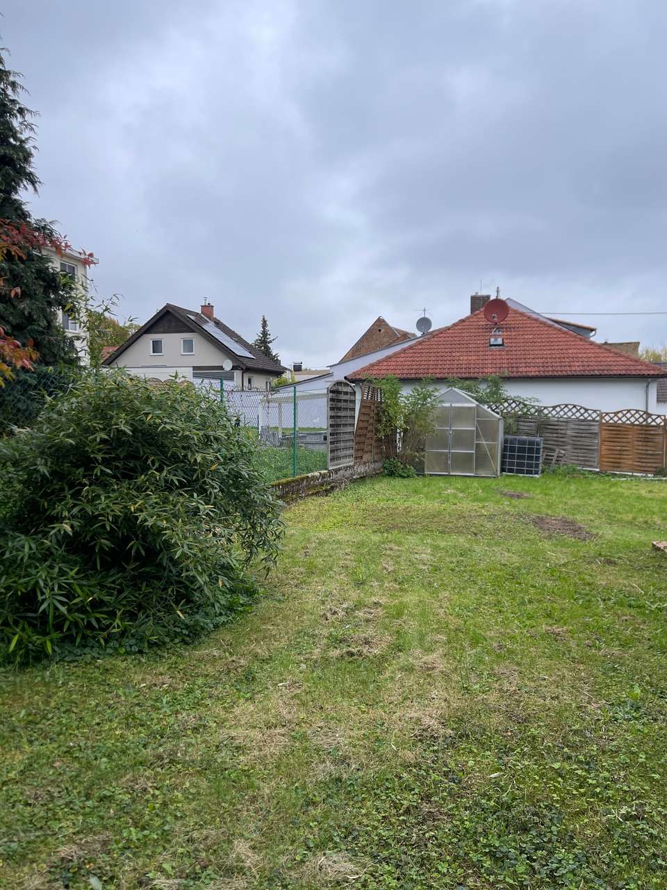 ***Schönes Grundstück mit sanierungsbedürftigem Fertighaus***